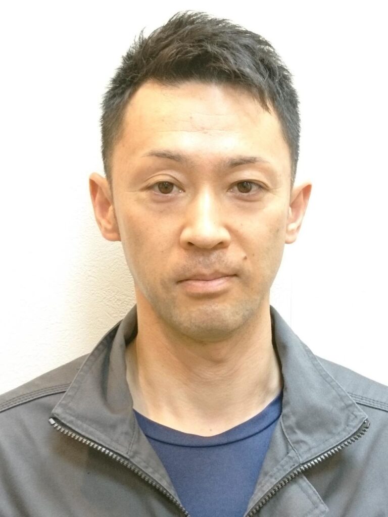 株式会社吉藤設備の代表、吉藤倫義の上半身写真